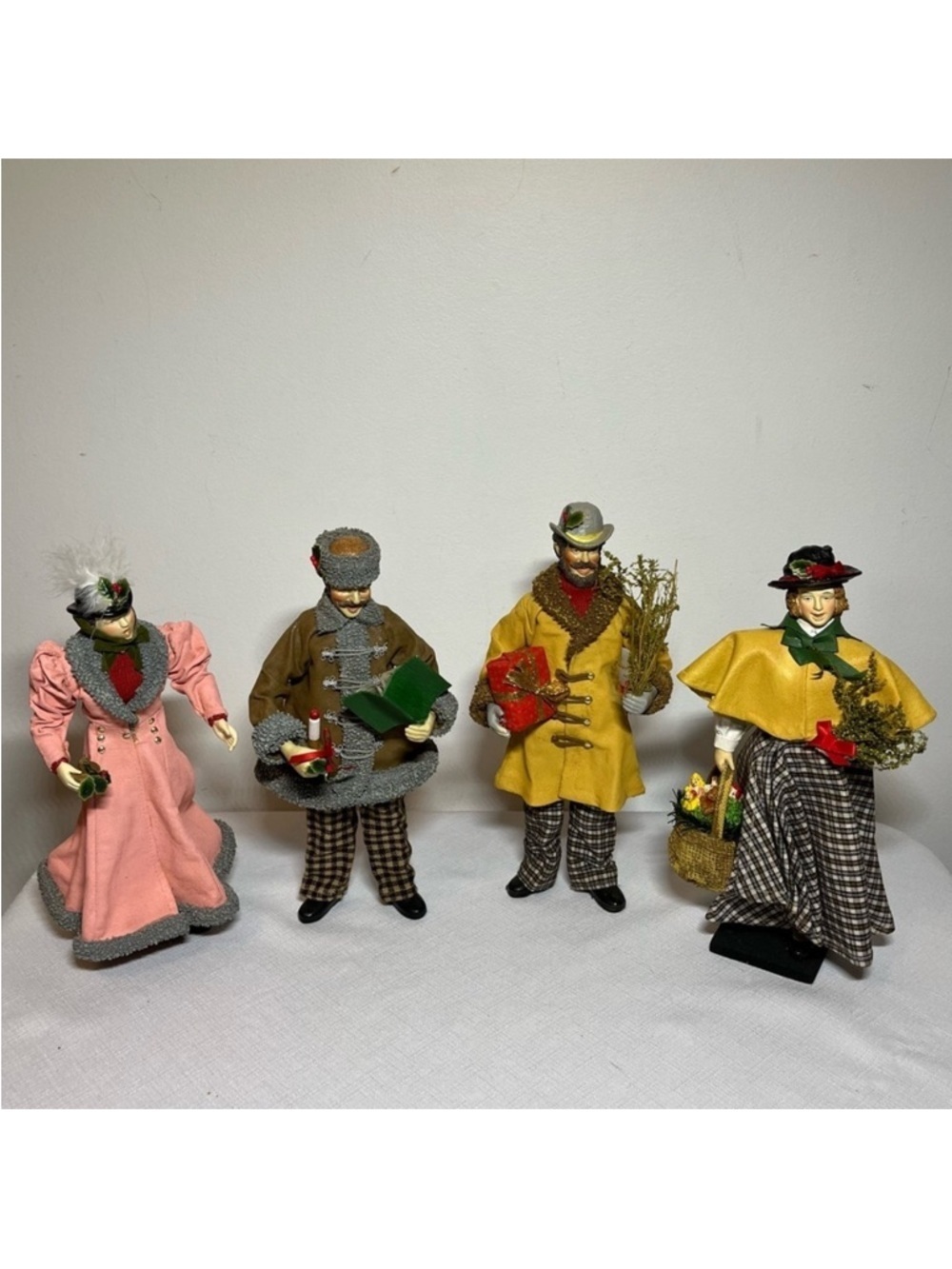 CLOTHTIQUE CAROLERS POSSIBLE DREAMS 
Vintage
Christmas 1980’s